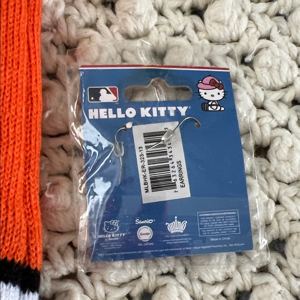 Hello Kitty San Francisco Giants reversible Orange Beanie and Earrings Set BN - Picture 5 of 6